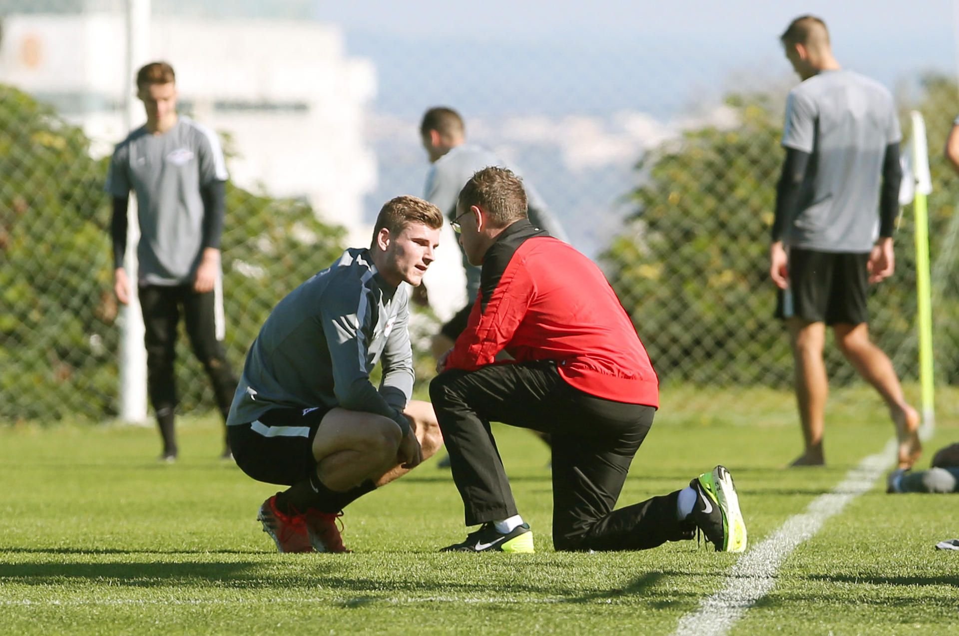 Timo Werner und Ralf Rangnick (RB Leipzig) unterhalten sich nach Timo Werners Foul an Sören Reddemann.