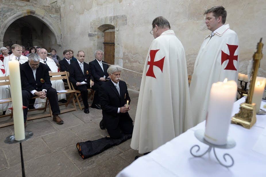Karl-Ullrich Dobberschütz ist mit dem Schlag zum Knappen durch General-Großprior Werner Rind nun offizielles Mitglied in der Glaubensgemeinschaft der Tempelritter.