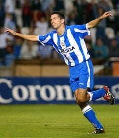 Roy Makaay jubelt im September 2002 über einen Treffer. (Foto: dpa)