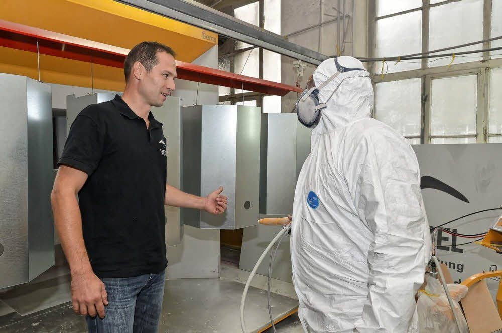 Vor fünf Jahren hat Sascha Wetzel (l.), hier im Gespräch mit Pulverbeschichter Volkmar Höhne, seine Oberflächentechnik-Firma gegründet.