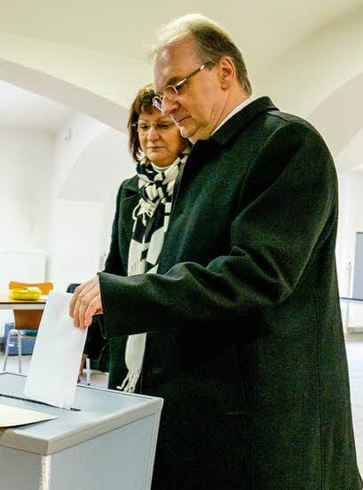 Ministerpräsident Reiner Haseloff bei der Stimmabgabe in Wittenberg.