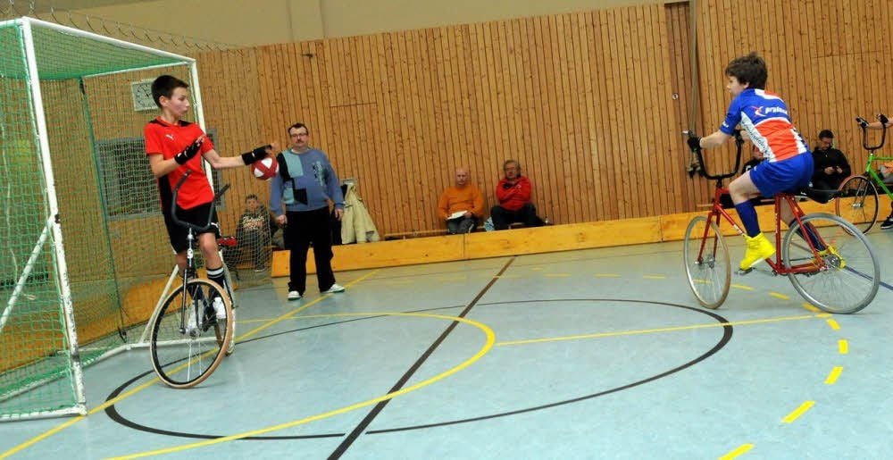 Ein Viermeter besitzt im Radball beim Nachwuchs längst keine Torgarantie.