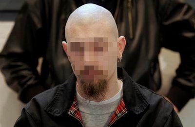 Der Angeklagte David B. sitzt vor dem Landgericht in Magdeburg auf der Anklagebank. (FOTO: DDP)