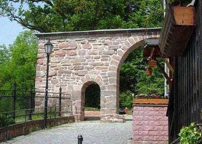 Das Rote Tor von Stadtroda, das am Mittwoch bei einem Unfall mit einem Lastauto völlig zerstört wurde. Das Denkmal war erst vor kurzem aufwendig saniert worden. ARCHIV (FOTO: DPA)