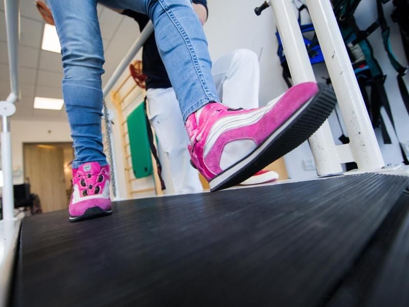 Für Kinder gibt es eine Reihe spezieller Reha-Angebote, und gegebenenfalls übernimmt die Deutsche Rentenversicherung die Kosten dafür. Foto: Rolf Vennenbernd/dpa/dpa-tmn