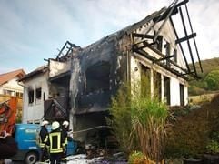 Durch eine Explosion völlig zerstört wurde am Donnerstag (14.10.2004) dieses Einfamilienhaus in Dorndorf-Steudnitz nahe Jena in Thüringen. (Foto: dpa)