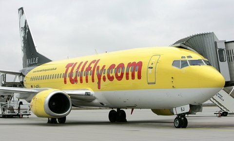 Eine Boeing 737-300 des Billigfliegers TUIfly steht auf dem Flughafen Leipzig-Halle. (FOTO: DPA/ARCHIV)