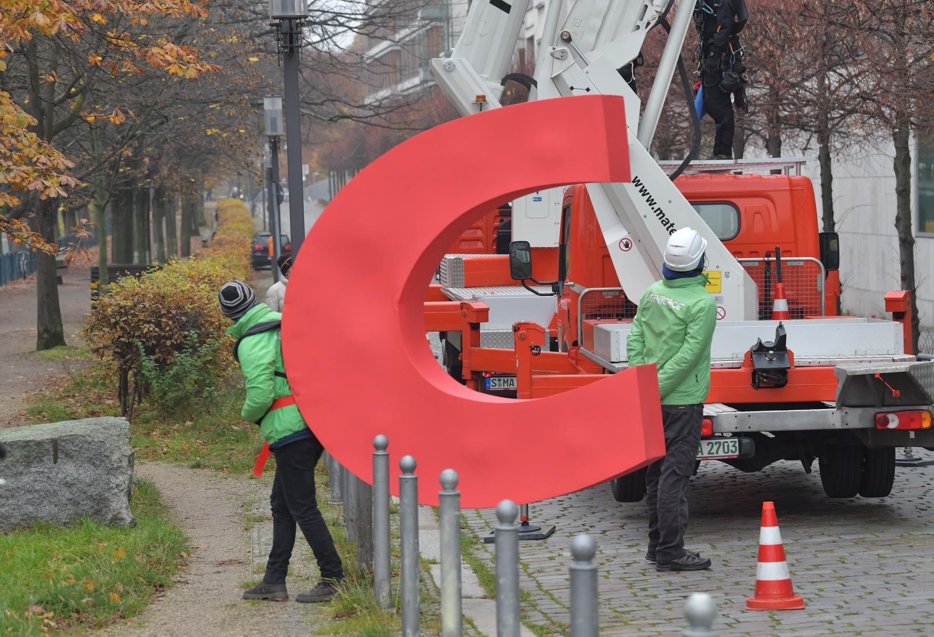 Aktivisten von „Greenpeace“ haben den Buchstaben aus dem Schriftzug der Bundesgeschäftsstelle herausgelöst.