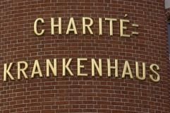 Der Schriftzug «Charite-Krankenhaus» an einem historischen Backsteingebäude in der Berliner Schumannstraße. (Foto: dpa)