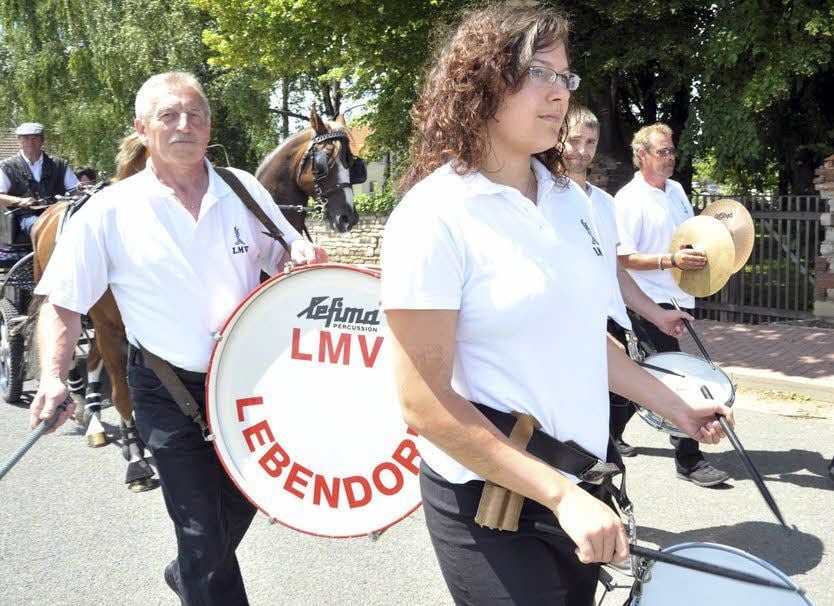 Die Schalmeienkapelle Lebendorf geleitete die 22 Kutschen beim Umzug durch das Dorf.