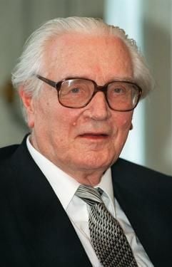 Konrad Zuse, deutscher Erfinder und Ingenieurwissenschaftler, baute 1941 den ersten funktionierenden Digitalrechner (Archivfoto vom 11.07.1995). Der Z3 - Zuse benannte die Rechner fortlaufend - war der erste funktionsfähige, programmierbare Rechner mit so genannten binären Gleitkommazahlen und Boulescher Logik. (Foto: dpa)