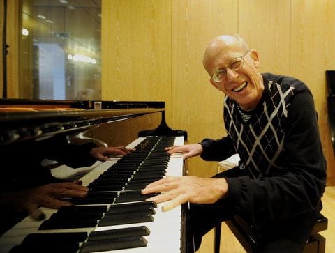 Der australische Pianist David Helfgott sitzt am Donnerstag in Stuttgart während einer Probe mit den Stuttgarter Symphonikern am Piano. (FOTO: DAPD)