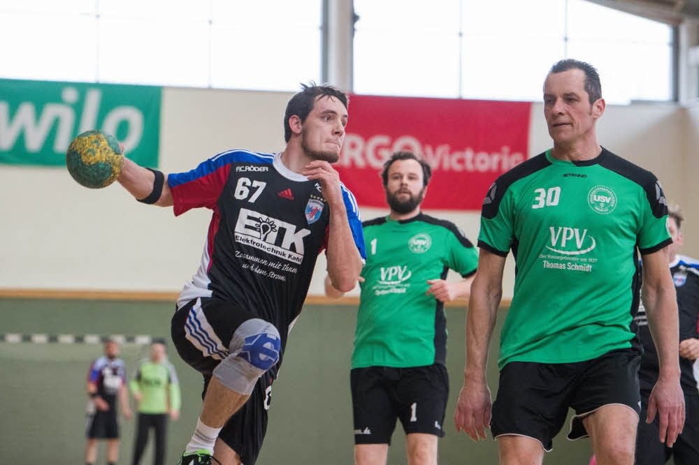 Karsten Vopel (hier beim Wurf) ist mit fünf Toren - wie auch John Gabler, Stephan Paatzsch und Thomas Slamka - erfolgreichster Werfer der HCB-Dritten gegen den USV Halle IV.