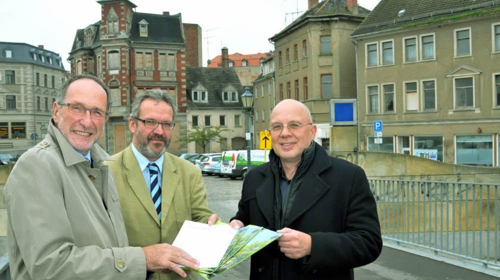 Freude bei Oberbürgermeister Henry Schütze (von links), Wirtschaftsdezernent Holger Dittrich und Wohnstätten-Chef Holger Köhncke: Noch in diesem Monat sollen die Arbeiten am Saalplatz-Ensemble in Bernburg beginnen.