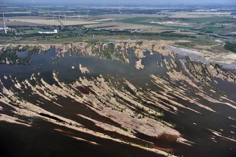 Die Luftaufnahme vom 07.07.2011 zeigt den Zwenkauer See bei Leipzig, der derzeit noch geflutet wird. (ARCHIVFOTO: DPA)