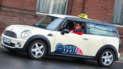 Taxiunternehmer Volkmar Weiss aus Lehnin (Potsdam-Mittelmark) in seinem Taxi, einem Mini Cooper Clubman. Fast ein Jahr lang hat Volkmar Weiss mit den Behörden um seine Idee gekämpft. (FOTO: DDP)