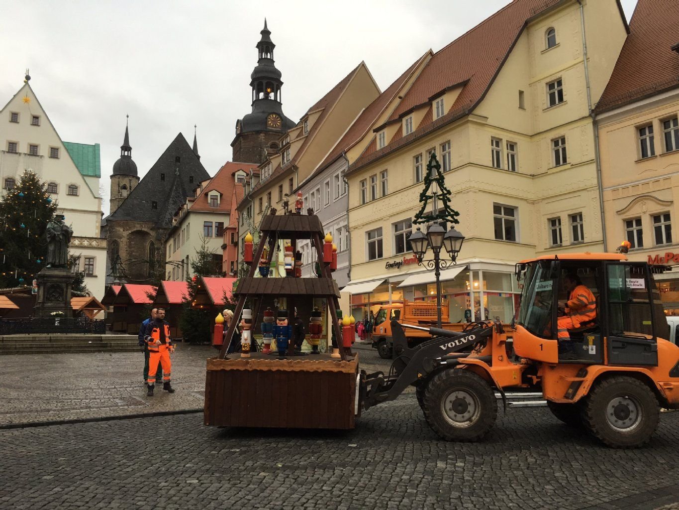 Auf dem Eisleber Weihnachtsmarkt laufen vor der Eröffnung die letzten Vorbereitungen.
