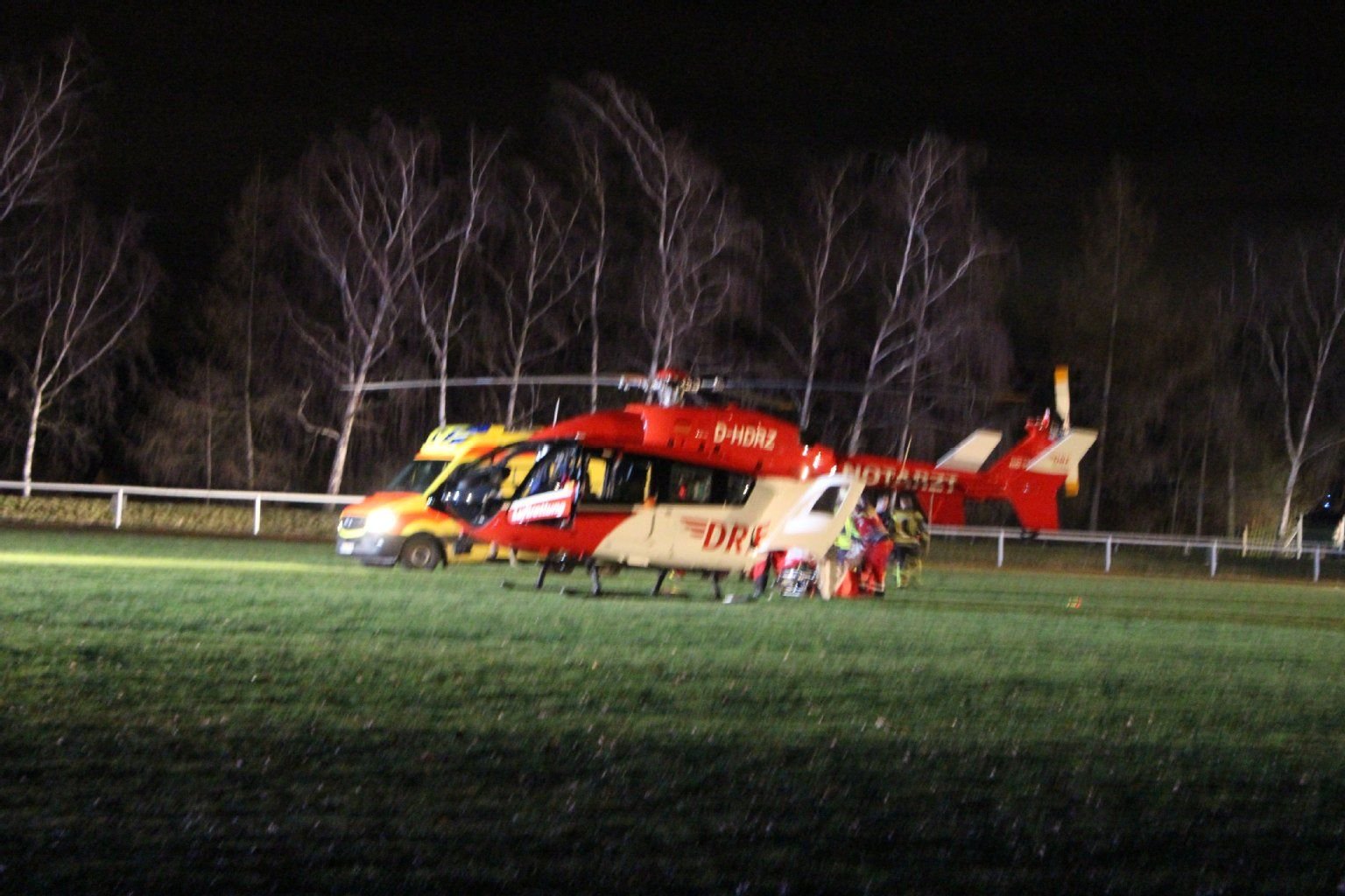 Die Feuerwehr hat am Montagabend den Sportplatz in Teuchern für die Landung eines Rettungshubschraubers ausgeleuchtet.