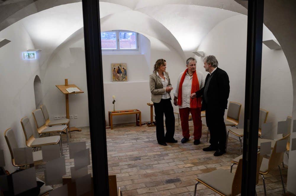 Die neuen Nutzerinnen im Gespräch mit dem Architekten: Seminarleiterinnen Theresa Rinecker (links) und Hildegard Hamdorf-Ruddies stehen mit Thomas Zaglmaier in einem Kursraum, der im Keller entstanden ist.