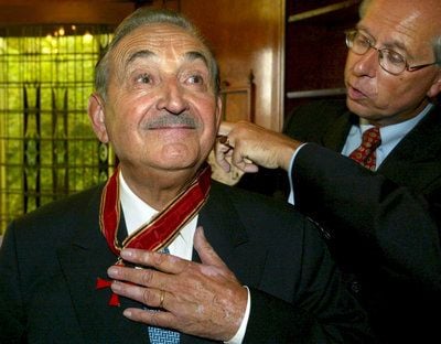 Der deutsche Botschafter Edmund Duckwitz (r.) ehrt den Karikaturisten Fritz Behrendt: Der deutsche Zeichner ist im Alter von 83 Jahren in seiner niederländischen Wahlheimat am 4. Dezember 2008 gestorben. (FOTO: DPA)