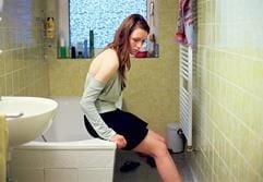 Lavinia Wilson in der Rolle der am «Borderline»-Syndrom, einer psychischen Krankheit mit einer Fülle von Symptomen, leidenden Studentin Maria. Das Melodram «Allein» von Thomas Durchschlag aus dem Jahr 2005 fällt in die Kategorie «ambitionierter deutscher Debütfilm». (Foto: dpa)