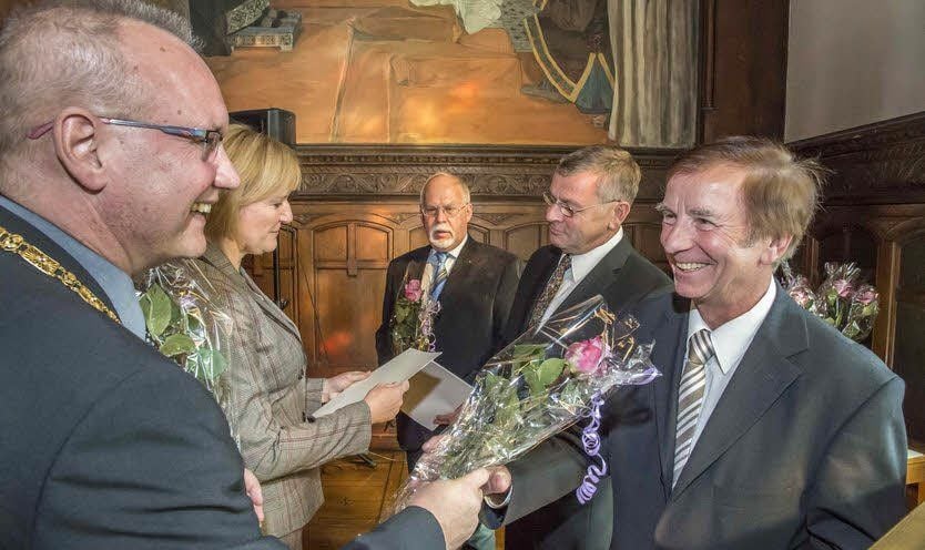 Ehrung für langjährige Stadträte im Auftrag des Städte- und Gemeindebundes: (v.l.n.r.) Oberbürgermeister Frank Ruch und Stadtratsvorsitzende Sylvia Marschner gratulieren Udo Sporleder, Christian Schickardt und Detlef Kunze.