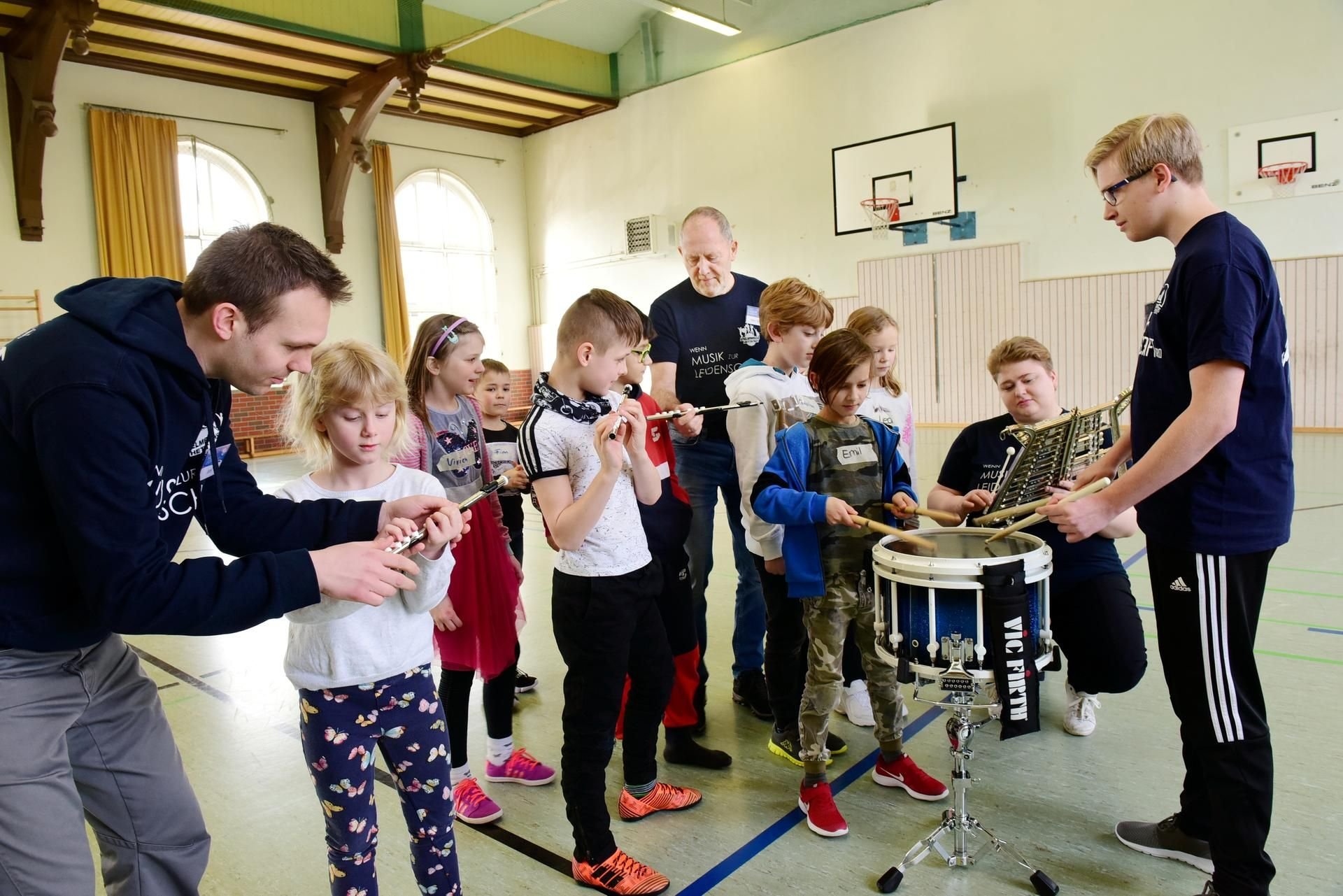 Jens Hütmann, Klaus-Dieter Graul, Stefanie Müller und Trommler Jonas Tittel (v.li.) vom Hettstedter Spielmannszug geben den Drittklässlern der Grundschule Am Markt Übungsstunden.