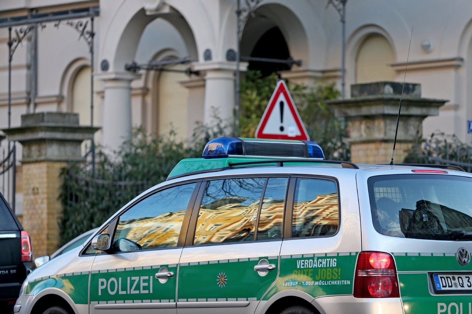 Ein Polizeifahrzeug vor dem Wohnhaus des sächsischen Justizministers Sebastian Gemkow (CDU)