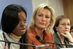 Auf einer Unicef-Pressekonferenz erzählt Hasina Akter (20, l.) aus Bangladesch, die mit 17 Jahren Opfer eines Säureanschlags wurde, ihre Geschichte. Solche Angriffe finden vor allem in Indien und Bangladesch statt, wenn jemand eifersüchtig war oder sexuell zurückgewiesen wurde. (Foto: dpa)