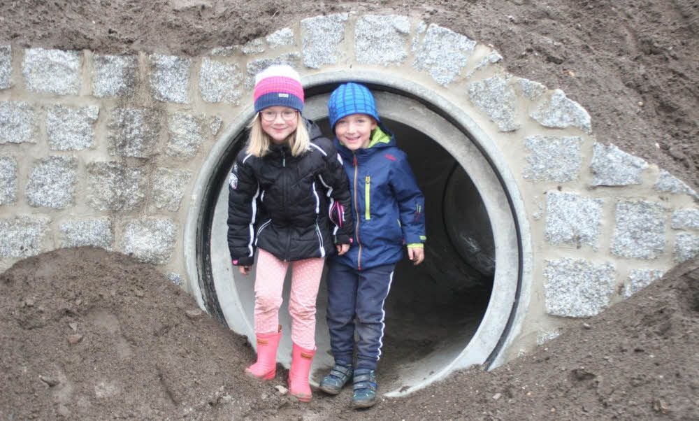 Aus dem Röhren-Tunnel ins Tageslicht. Die Sechsjährige und ihr ein Jahr jüngerer Bruder genießen die kleine „Höhlenerkundung“ sichtlich.