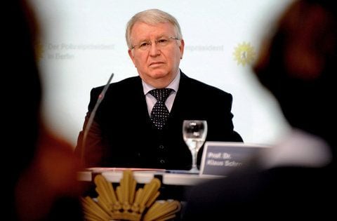 Der Berliner Polizeipräsident Dieter Glietsch präsentiert die Untersuchung zu früheren Stasi-Kontakten von Polizisten. (FOTO: DPA)