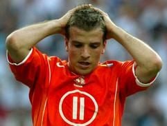 Der Niederländer Rafael van der Vaart (r) verschränkt die Arme hinter dem Kopf am Dienstag (15.06.2004) beim Spiel der Gruppe D Deutschland - Niederlande im Dragao-Stadion von Porto bei der EURO 2004 in Portugal. (Foto: dpa)