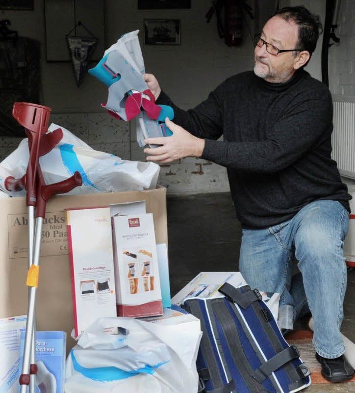 Joachim Hafenrichter mit den Hilfsgütern in seiner Garage