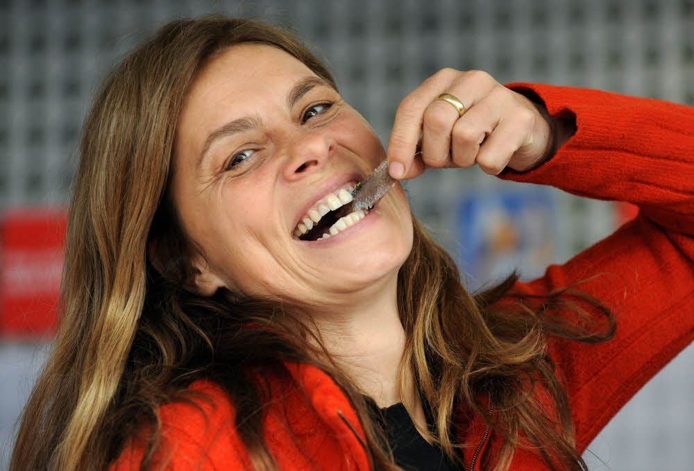 Fernsehköchin Sarah Wiener lässt es sich gern schmecken. Hier probiert sie frischen Matjes.