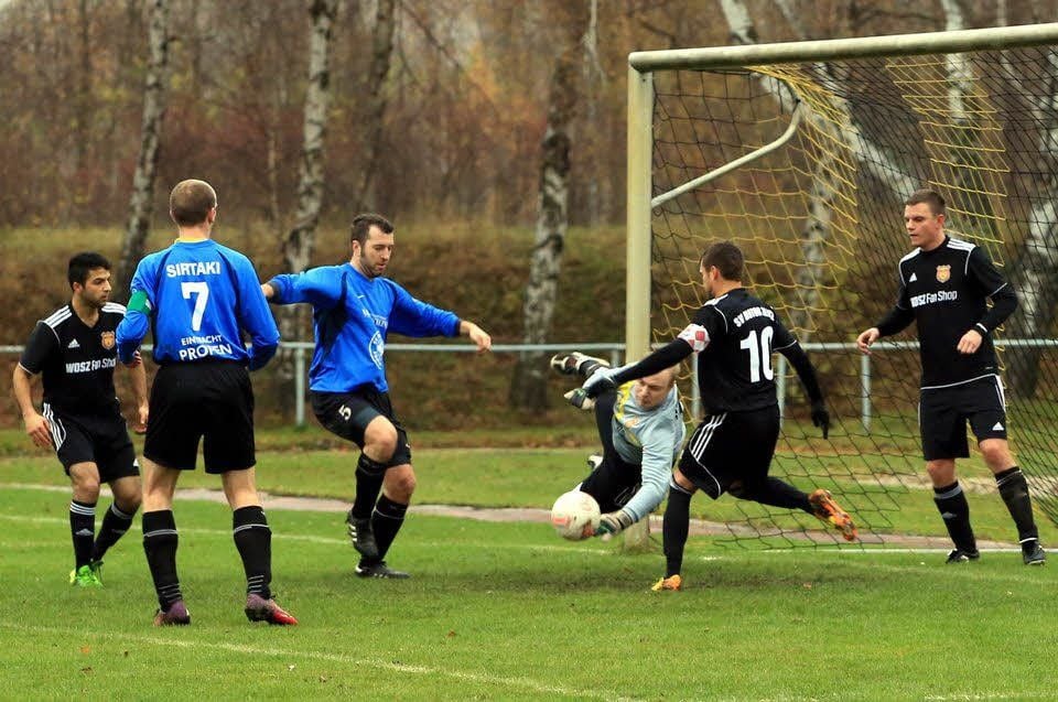 Profens Daniel Schlecht (m.) scheitert noch am Keeper, doch Augenblicke später fällt das 2:0.