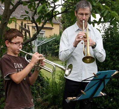 Zur Vernissage erklingt Musik, gespielt von Klaus Vogelsang und seinen Schülern – hier Tom Böttcher.