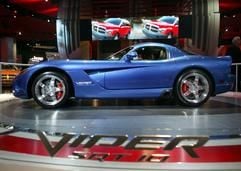 Den 500-PS-Sportwagen Dodge Viper als Coupe mit integriertem Heck stellt Chrysler am 10.01.2005 auf der North American International Auto Show (NAIAS) in Detroit vor (Foto: dpa)