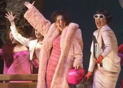Die Schauspielerinnen des Deutschen Nationaltheaters Weimar proben am Dienstag (14.03.2000) in schriller Kostümierung auf der Bühne William Shakespeares Liebes Leid und Lust. Das 1592 von Shakespeare geschriebene Stück Love´s Labour´s Lost inszenierte Katja Paryla. (Foto: MZ-Archiv)