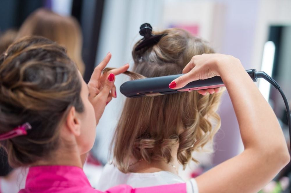 Waschen, schneiden, legen, glätten – in unserer Region haben Friseure noch offen. Vielen in der schneidenden Zunft gefällt das ganz und gar nicht.