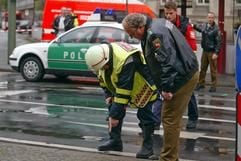 Beamte sichern am Mittwochnachmittag (19.10.2005) in Osnabrück die Spuren einer Explosion. Bei der Detonation am zentralen Busbahnhof von Osnabrück ist ein Mann ums Leben gekommen. (Foto: dpa)