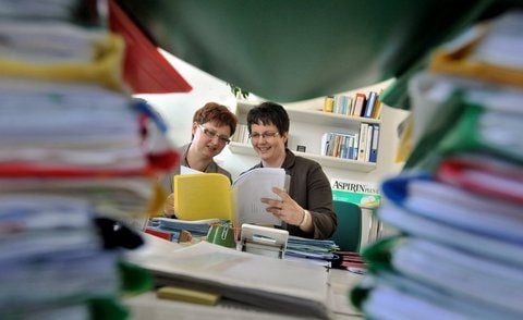 Sylvia Hinneburg und Cornelia Hartung sind zwei die ersten Mitarbeiter der Bayer Bitterfeld GmbH. (FOTO: ANDRÉ KEHRER)