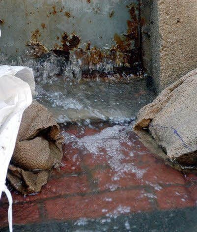 Die Pegel fallen leicht. Jetzt drückt das Wasser aus den Kellern.