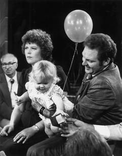 Das erste Retortenbaby der Welt, Louise Joy Brown, mit ihren Eltern John (r) und Lesley bei ihrem ersten Fernsehauftritt in der us-amerikanischen "Donahue Show" (Sendung mit Phil Donahue) in Chicago am 7. September 1979. (Foto: dpa)