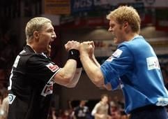 Die Magdeburger Handballer Stefan Kretzschmar (l) und Johannes Bitter freuen sich am Samstag (08.11.2003) über den Sieg in der Champions-League. Der SC Magdeburg schlug Barcelona 28:26 (14:12). (Archivbild: dpa)
