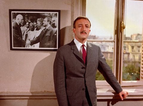 Peter Sellers als Inspektor Jacques Clouseau in «Der rosarote Panther» von 1963, Regie: Blake Edwards. Kultstatus bekamen die Filme auch durch die von Henry Mancini komponierte Musik und den Trickfilm-Vorspann, der Vorbild für die spätere Serie war. (FOTO: MZ-ARCHIV)