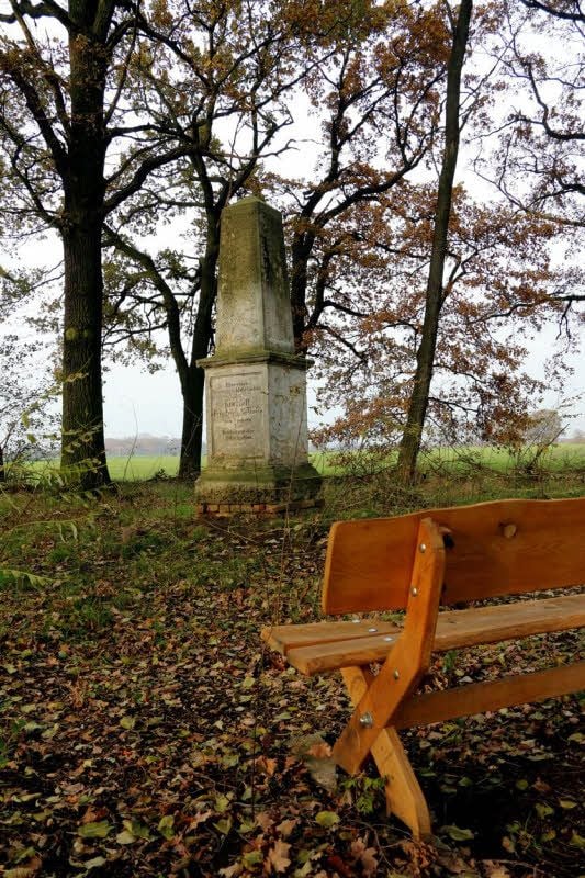 Das Denkmal für Friedrich den Weisen abseits von Annaburg