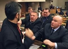 Wütend geht Wladimir Schirinowski (M.) auf den Abgeordneten Andrej Saweljew (l., am Pult) vor. An den minutenlangen Handgreiflichkeiten in der russischen Duma waren bis zu 15 Politiker beteiligt. (Foto: dpa)