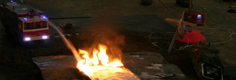 Die Miniatur-Feuerwehr löscht den Mini-Brand in wenigen Minuten.