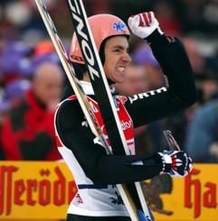 Der deutsche Skispringer Georg Späth jubelt am Samstag (01.01.2005) beim Neujahrsspringen der 53. Internationalen Vierschanzentournee an der Olympiaschanze in Garmisch-Partenkirchen über seinen dritten Platz. (Foto: dpa)