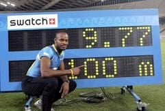 Asafa Powell freut sich über seinen Weltrekordlauf in Athen. (Foto: dpa)